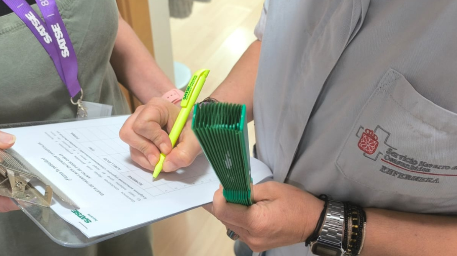 enfermera firmando petición de SATSE calor en centros sanitarios